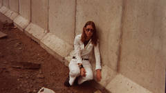 FRAU BERLINER MAUER  /  MRS BERLIN WALL