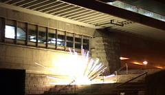 12 Explosionen / 12 Explosions